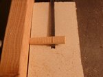 Das  Stück Holz mit dem Einschnitt ist ein "Messinstrument" zum Ausrichten...