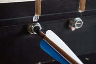 Das Aluminiumrohr ist in Runden Holzplatten eingeklebt. Außen drum herum sitzt die Feder, die von einem Bolzen auf Position gehalten wird.