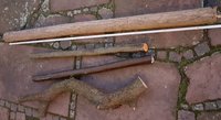 Alle Hölzer, die Robinie ist 170 cm lang und die Kirschpflaumenstücke 100 cm - ich brauche nur 80 cm, das Zeug wird gespleißt