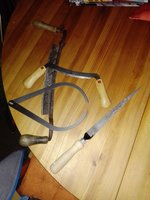 Hier fehlt meine kleine Fiskars Taschensäge und mein Taschenmesser.