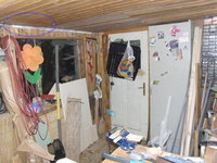 Werkstatt alt Fensterseite 1.JPG (497.67 KiB) 2526 mal betrachtet In dem blauen Oval istspäter die Konsole montiert.