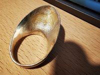 Daumenring, aktuell ohne Ledereinsatz, aber durch die Kleberreste erkennbar, wo er angeklebt war.
