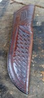 Scheide.JPG (66.02 KiB) 13515 mal betrachtet Nassgeformt um das Messer herum. Initialen des künftigen Besitzers und etwas basket weave als Flächenfüllung punziert. Abschließend mit SnoSeal wasserfest gemacht.