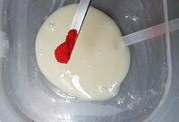 Kleber gemischt und dann Pigment dazu - krasses Rot
