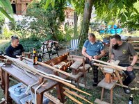 20220702_143113.jpg (1.51 MiB) 5627 mal betrachtet Eddy hat seinen zwei Schülern beim Rattanbau unterstütz