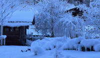 Schnee und Raureif, in der Schnitzhütte minus 13 Grad