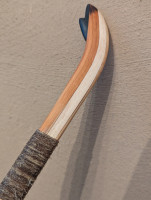 PXL_20250908_112045308~2.jpg (813.37 KiB) 2526 mal betrachtet Mittig sieht man den Hasel der an die Eibe vom WA angespeißt würde. Darüber noch ein Stück Bambus vom Backing. Der Bambus und die Eibe darüber ist im Bereich des V-Spleiß überlappend und zieht sich dann bis zum Ende. Unter dem Spleiß überschneidet sich das Horn vom Bauch und ein angesetztes Stück Bambus.