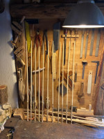 Den Vorschaft etwas dicker ausführen, so können beim zurechthobeln des Vorschafts noch leichte Richtungskorrekturen vorgenommen werden