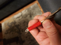 Der Federkiel, bereits umgeklappt und mit Filz umwickelt