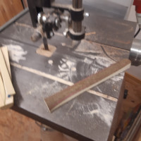 An der Bandsäge gesägt, danach mit Bandschleifer und Schleifpapier eingepasst. Die Oberseite als gerade Fläche geht besser zum zwingen.