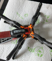 Verklebt mit Endfest. Wollte es zuerst mit Weißleim kleben und mit einer Zwinge richtig fest pressen, um keine Fuge zu haben, dazu hätte ich die Stücke aber nochmal dünner machen müssen, um sie wirklich plan zu haben. Ich war mir auch nicht sicher, wie gut weißleim auf dem Kompositmaterial hält.