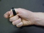P1030795.jpg (152.07 KiB) 3496 mal betrachtet Die 69: Die Daumenspitze steht steil auf dem Mittelgelenk des Mittelfingers (einige stecken sie sogar leicht unter den Mittelfinger). Der Zeigefinger ist hier zu Darstellungszwecken "abgehoben", er liegt eigentlich auf der Daumenspitze auf.