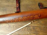 Seitenköcher leder handarbeit geflochten keltischer knoten punziert runenstein horn gefärbt braun pfeile veritas lederarbeiten 2.JPG