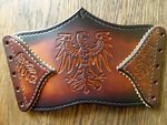 Armstulpe leder punziert wappentier eichenblatt gefärbt handarbeit handvernäht used optik lederschnürung veritas lederarbeiten 7.JPG