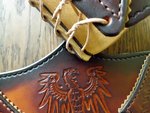 Armstulpe leder punziert wappentier eichenblatt gefärbt handarbeit handvernäht used optik lederschnürung veritas lederarbeiten 6.JPG