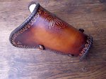 Armschutz bracer Leder leather punziert handarbeit gefärbt florales muster messingschnallen mittelalter umflochten flechtung inlett veritas lederarbeiten andré hahn 2.JPG