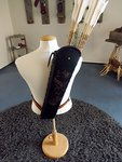 Rückenköcher Lord schwarz Dreipunkt Leder handarbeit hirschhorn Messing geflochten Fell veritas lederarbeiten 1.JPG