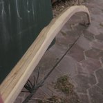 Es geht bis fast zur Mitte und ist in etwa symmetrisch zur anderen Kante