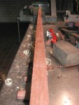 Man sieht etwas weiter hinten eine Delle, dort is der Schnitt weggelaufen :(<br />Die Linien sind keine Rillen, sondern VerfÃ¤rbungen durch den ehemaligen Wellenschliff der Diele (Massa wird bei Luftkontakt dunkler)