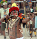 quelle: http://basicallybowsarchery.com/images/Brazilan_archer.jpg - er kompensiert die Schwäche des Mittelfingers mit seinem Zeigefinger, aber benutzt den Mittelfinger als Führung für den Pfeilflug