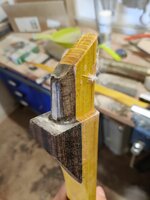 Abgeplatztes Stück Holz