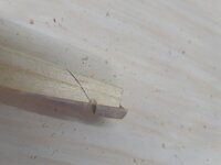 Nockkerbe am Rücken mit Fliesensägenfeilendingsbums gemacht und anschließend den seitlichen Verlauf aufgezeichnet