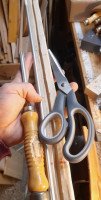 Werkzeuge zum Mark rauspulen, nochmal Strafarbeit (womit hab ich das verdient heut???).<br />Mit dem Hohlbeitel den Markkanal richtig öffnen, mit der Schere grob locker kratzen, mit nem zufällig passenden Aluröhrchen ausschaben.