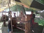 Der Schmied an seinem Kastenblasebalg und sein Team...