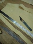 Zuschnitt mit Original-Griffleder als Schablone