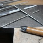 Ausfeilen... im Hintergrund: Schanierfeilen, Nadelfeilen, Fräser (Hängebohrmaschine)...
