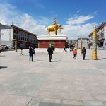 Die Fußgängerzone in Jianzha, beim schönsten Wetter das wir hatten. Meist war es stark bewölkt. <br />Im Vordergrund, vor den Bremer Stadtmusikanten, Matthias und Carmen meine beiden lieben Mitreisenden. Wir haben uns richtig super verstanden. Das war sehr schön.