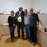 Hier dann mit dem Bogenbauer in seiner Ausstellung. Im Hintergrund traditionelle tibetanische Kompositbögen für Kinder in allen Altersklassen/Größen. Dort gibt es eine Ausstellung von Bögen und auch sonstigem tibetanischen Kulturgut. Die Werkstatträume konnten wir auch besichtigen, und dank einer hinzu geholten Dolmetscherin, haben wir auch viel Wissenswertes über den Bogenbau dort erfahren.